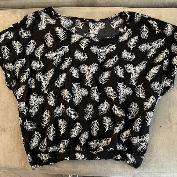 ✅ 2/$15 Forever 21 Tropical Printed Top - Picture 1 of 1